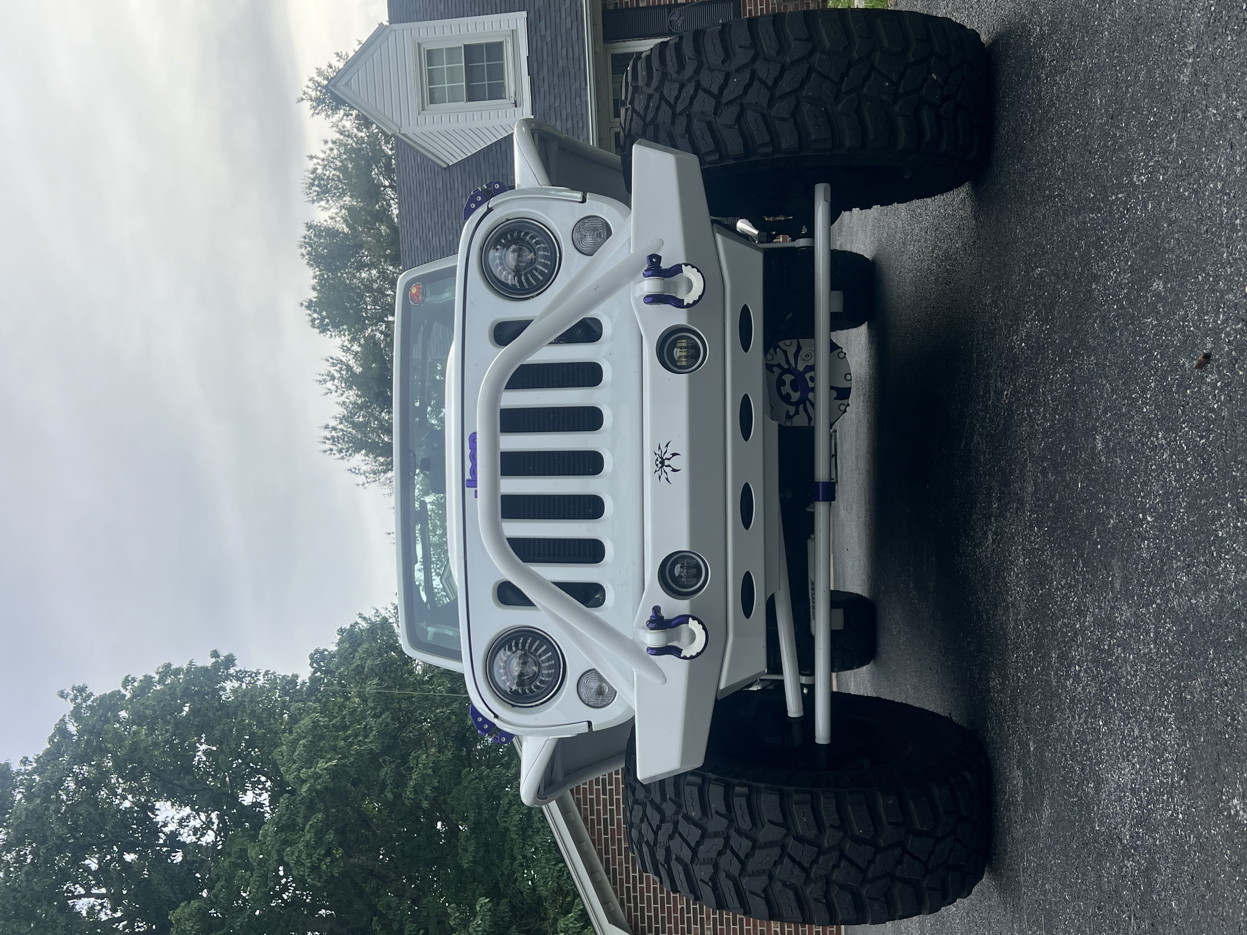 Poison Spyder White Venomous front armor with Brawler Mid bumper and stinger